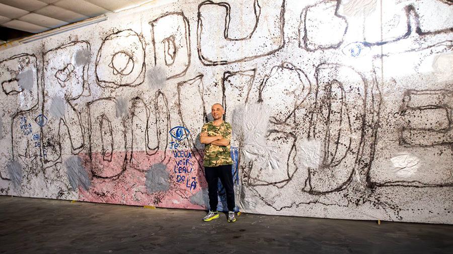 L’artiste Joris Brantuas pose devant une de ses oeuvres pour son exposition "Produire du vide" à Nîmes