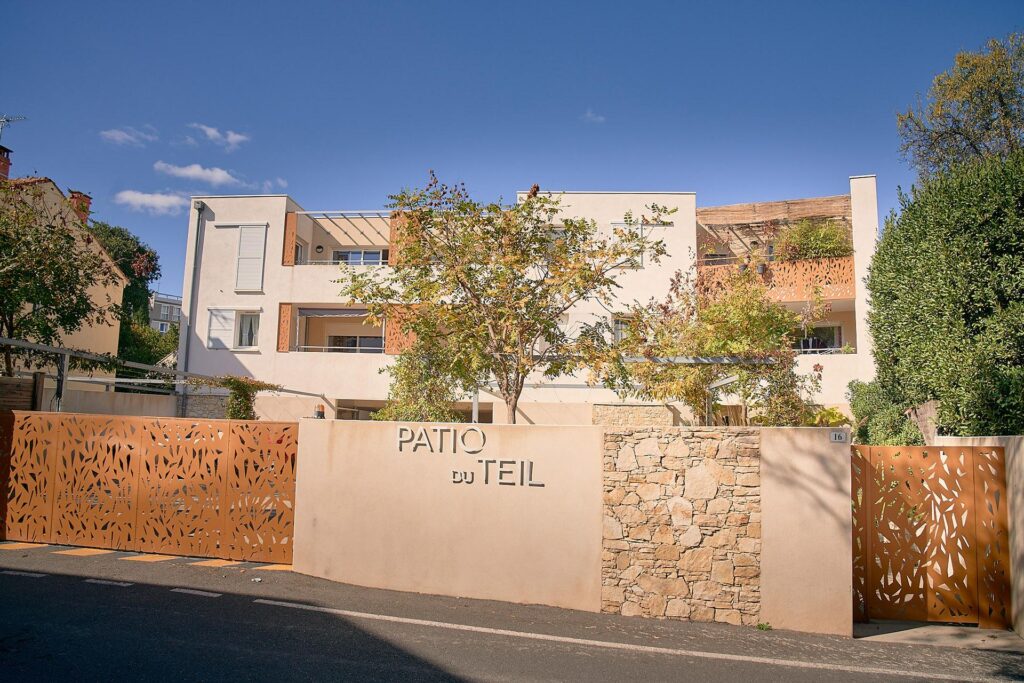 Entrée et facade de la résidence Patio du Teil à Nîmes