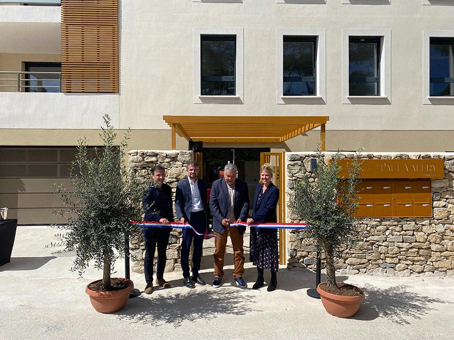 Inauguration du Domaine Puech du Teil avec le maire de la ville de Nîmes Jean-Paul Fournier, ses adjoints et la dirigeante de Habitec Karen Winkler devant la résidence