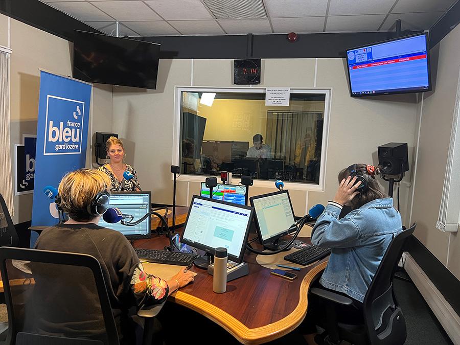 Karen Winkler, dirigeante de Habitec interviewé dans les locaux de radio France bleu Gard Lozère
