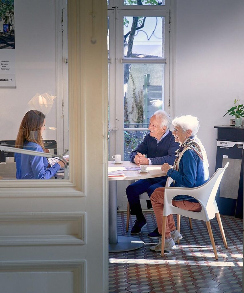 Un couple de retraité recevant les conseils de notre conseillère Habitec