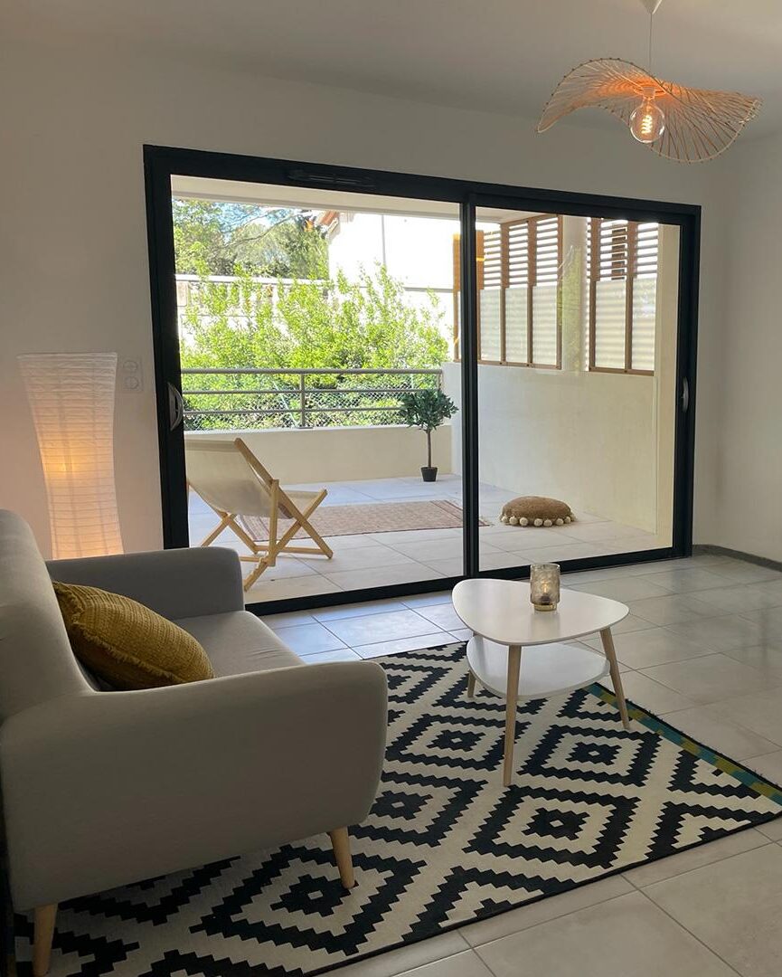 Vue d'un salon et terrasse d'un appartement Habitec à Nîmes